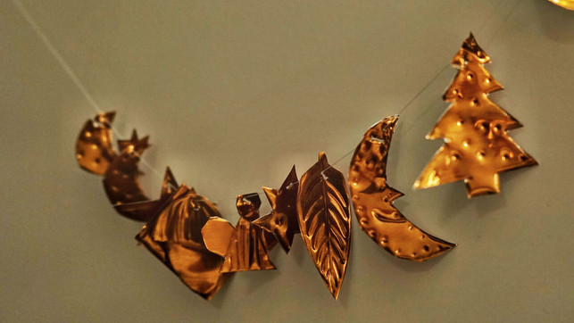 fertig-ist-der-weihnachtsschmuck-aus-leeren-tomate-utopia-nbr-231219_download Fertig ist der Weihnachtsschmuck aus leeren Tomatenmark-Tuben.