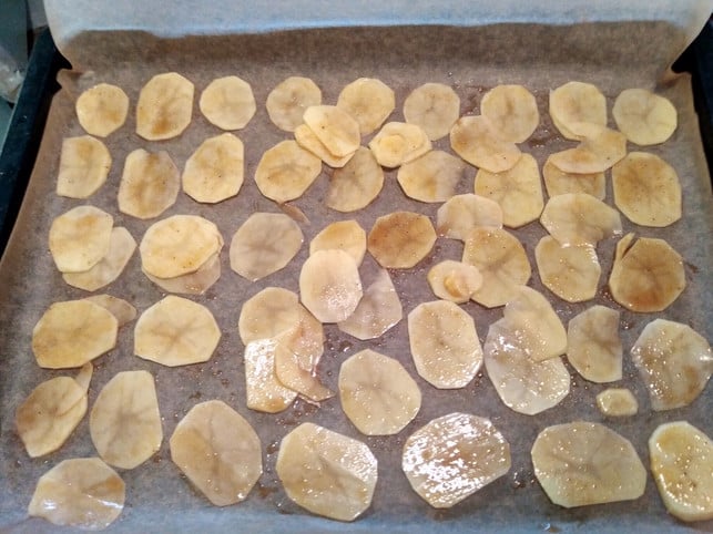 am-besten-breitest-du-die-chips-auf-dem-blech-weit-copyright-utopia-inke-klabunde-180113_download Ein Ofen und ein großes Backblech genügen, um Chips selber zu machen.