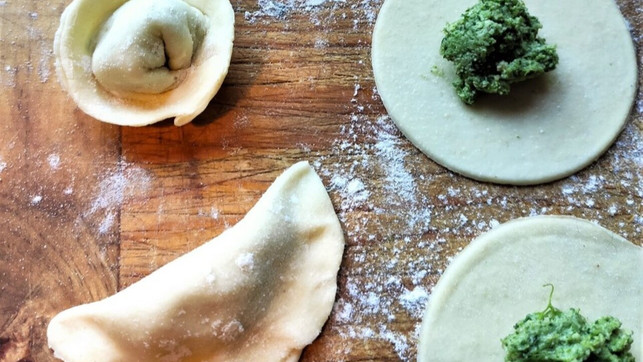 achte-darauf-die-raender-der-selbstgemachten-torte-sarah-gairing-utopia-241217 Achte darauf, die Ränder der selbstgemachten Tortellini gut zu verschließen.