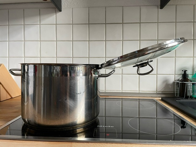 mit-dem-deckel-trick-liegt-dein-topfdeckel-nicht-m-kilian-loesch-231209_download Mit dem Deckel-Trick liegt dein Topfdeckel nicht mehr auf dem Herd herum.