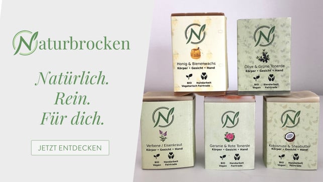 BlackFriday_GreenDealRadar2025-Naturbrocken_Utopia Banner Fünf Naturbrocken-Seifen in rechteckiger Verpackung mit verschiedenen Düften: Honig & Bienenwachs, Olive & Grüne Tonerde, Verbene / Eisenkraut, Geranie & Rote Tonerde, Kokosnuss & Sheabutter. Jede Verpackung zeigt das Naturbrocken-Logo, die Anwendungsbereiche Körper, Gesicht und Hand sowie Symbole für Bio, Vegan oder Vegetarisch, Handarbeit und Fairtrade. Links daneben der Schriftzug „Naturbrocken“ und der Slogan „Natürlich. Rein. Für dich.“ mit einem Button „Jetzt entdecken“.