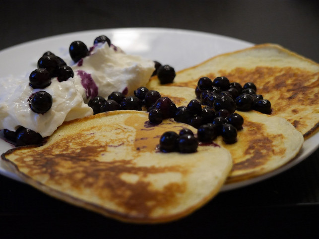 zu-quarkpfannkuchen-passen-frischer-quark-und-beer-sven-christian-schulz-utopia-181109_download Zu Quarkpfannkuchen passen frischer Quark und Beeren.