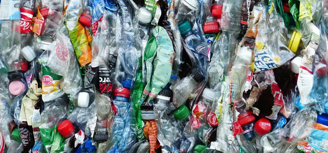 plastikflaschen-klimabilanz-einweg-mehrweg-cc0-public-domain-pixabay-hans-170609 Plastikflaschen Klimabilanz Einweg Mehrweg