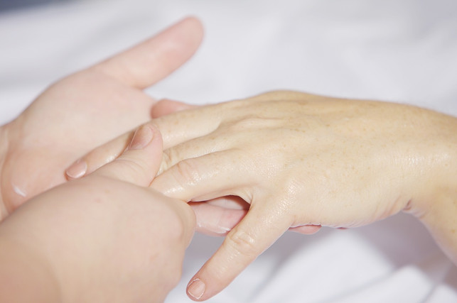 einzelne-finger-zu-massieren-ist-ein-wichtiger-bes-cc0-pixabay-andreas160578-180922_download Einzelne Finger zu massieren ist ein wichtiger Bestandteil einer Handmassage.