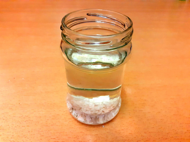 schneekugel-basteln-befuelle-das-glas-mit-dem-wass-utopiadechantal-gilbrich-191118_download Schneekugel basteln: Befülle das Glas mit dem Wasser, den Eierschalen und Spülmittel.