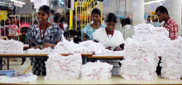 Näherinnen arbeiten mit Fairtrade-Baumwoll in Indien