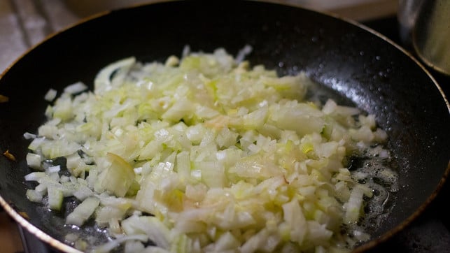 duenste-die-zwiebelstuecke-in-einem-topf-an-cc0-pixabay-agamaszota-240612 Dünste die Zwiebelstücke in einem Topf an.