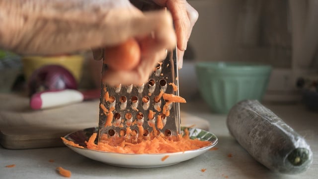 For the carrot salad, you must first grate the root vegetables.
