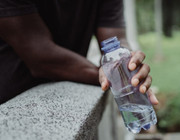 Eine Flasche Wasser ist ein guter Durstlöscher, im Mineralwasser-Test überzeugen aber nicht alle Marken.