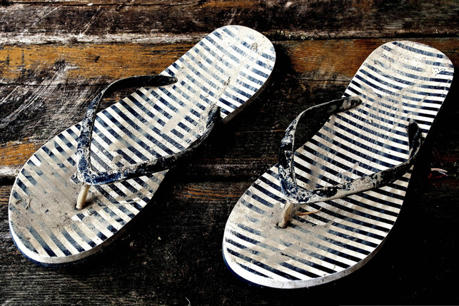 deine-flipflops-bekommen-so-einigen-schmutz-ab-je-cc0--pixabay--tookapic-250819_download Deine Flipflops bekommen so einigen Schmutz ab. Je nach Material benötigen sie verschiedene Pflege.