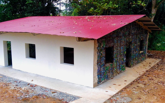 plastic-bottle-village-z-the-plastic-bottle-village-170705-1280x800 Haus Plastikflaschen Plastic Bottle Village