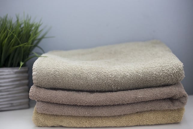 Fuer-WADEWICKEL-BENOETIGST-DU many hand-hand-pixabay-malasiaphotos-180506_Download You need many towels for calf wraps.