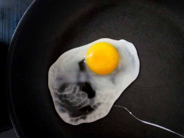 beim-spiegelei-braten-solltest-du-frische-eier-ver-180709_download Beim Spiegelei-Braten solltest du frische Eier verwenden: Wenn das Ei frisch ist, zerläuft das Eigelb bei Braten nicht.