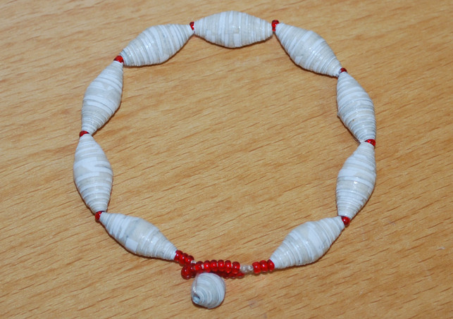 das-fertige-armband-aus-den-selbst-gebastelten-per-melanie-von-daake-utopia-180105_download Das fertige Armband aus den selbst gebastelten Perlen aus Papier.