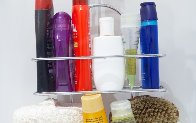 muell-vermeiden-duschgel-w-Franz-Pfluegl-160621-1280x800 Duschgel in der Flasche verursacht viel Plastikmüll