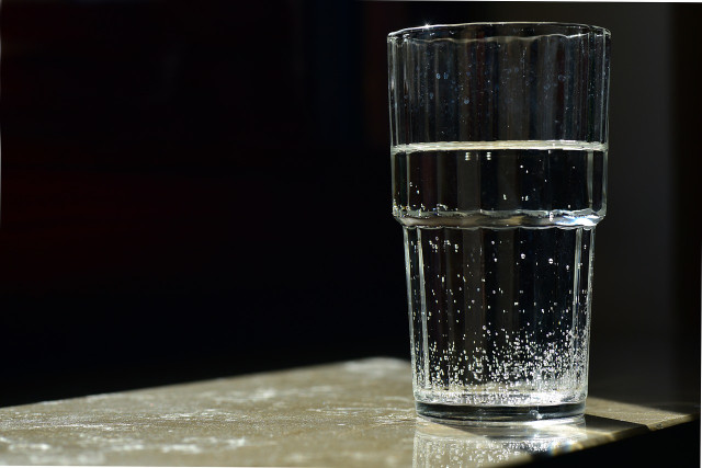Salzwasser gurgeln: Ein Hausmittel gegen Halsschmerzen - Utopia.de