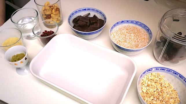 diese-zutaten-brauchst-du-fuer-selbstgemachte-prote-utopiainke-klabunde-240212 Diese Zutaten brauchst du für selbstgemachte Proteinriegel.