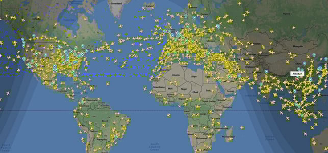 Flugzeuge Fliegen am Himmel Es wird viel geflogen und wenig co2-kompensiert