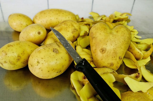 kartoffeln-koennen-bei-schlechter-lagerung-gruenlich-cc0-pixabay-couleur-250415_download Kartoffeln können bei schlechter Lagerung grünlich werden, dann enthalten sie Solanin.