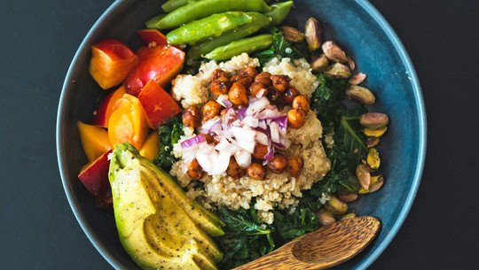 Welche Nährstoffe braucht der Körper bei Stress? Bunte Gemüse-Bowl