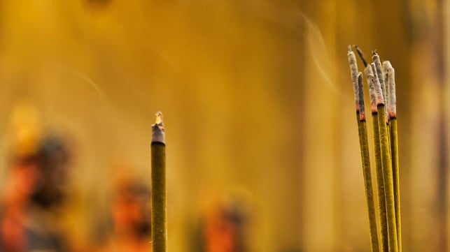 raeucherstaebchen-aus-rotem-sandelholz-werden-haeufig-cc0-pixabay-paul_henri-190407_download Räucherstäbchen aus rotem Sandelholz werden häufig für Rituale verwendet.