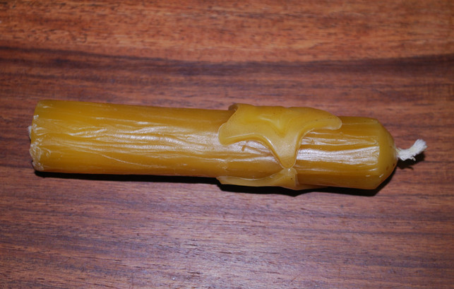 durch-das-abraspeln-des-wachses-bekommt-deine-kerz-melanie-von-daake-utopia-180616_download Durch das Abraspeln des Wachses bekommt deine Kerze eine Baumstammoptik.