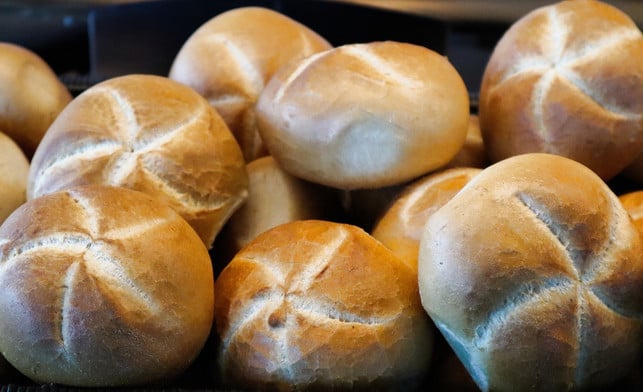 handgemachte-kaisersemmeln-sind-etwas-besonders-cc0-pixabay-reinhardthrainer-200128_download Handgemachte Kaisersemmeln sind etwas Besonders.