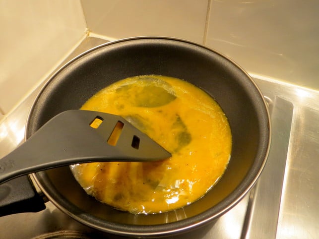 ruehrei-ist-schnell-gemacht-und-ein-leckeres-toppin-utopia-leonie-barghorn-190310_download Rührei ist schnell gemacht und ein leckeres Topping für Nasi Goreng.