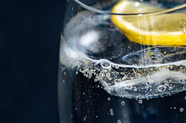 WIES-VACIAL-WATER-DU drinking-Solltest-AN-A-CC0-Pixabay-Ri_ya-230704_Download How much water you should drink depends, among other things, on age.