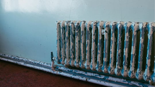 Alte, ineffiziente Heizungen sollte man austauschen Alter Heizkörper