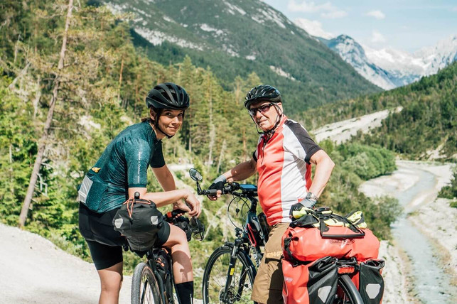 egal-ob-anfaengerin-oder-forgeschritten-egal-ob-s-franca-hoyer-francahoyer-231107_download-3 Es gibt verschiedenste Taschen fürs Bikepacking – Ankes Vater (rechts) hat auf seinem Trekking-E-Bike Gepäckträgertaschen.