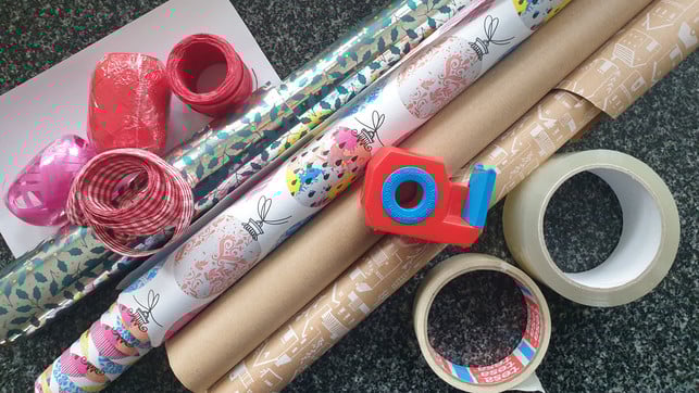 verpackung-weihnachten-recyling-bw-221221-1280x720 Versandkartons: Muss ich das Klebeband entfernen?