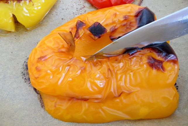 von-geroesteten-paprikas-laesst-sich-die-haut-ganz-l-leonie-barghorn-utopia-180805_download Von gerösteten Paprikas lässt sich die Haut ganz leicht abziehen.