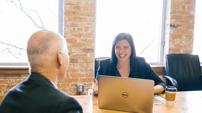 gespraech-job-arbeit-buero-us-amy-hirschi-280922-1280x720px Gehaltsverhandlung