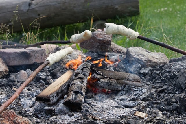 ein-lagerfeuer-macht-deine-geburtstagsparty-zu-ein-cc0-pixabay-atimedia-200627_download Ein Lagerfeuer macht deine Geburtstagsparty zu einem gemütlichen Abend.