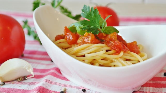 spaghetti-mit-gemuesesosse-sind-eine-gute-alternativ-cc0-pixabay-ritae-200109_download Zum richtigen Kochen von Spaghetti gibt es viele Tricks und Tipps.