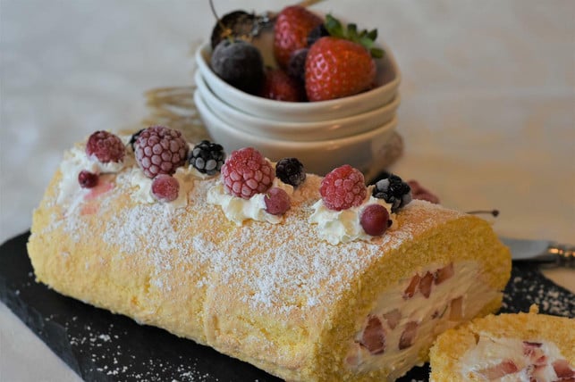 eine-vegane-biskuitrolle-ist-ein-fluffig-fruchtige-cc0-pixabay-ritae-220617_download Eine vegane Biskuitrolle ist ein fluffig-fruchtiges Sommer-Dessert.
