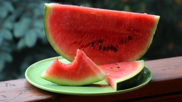 Reife Wassermelone Erkennen: So Muss Sie Klingen - Utopia.de