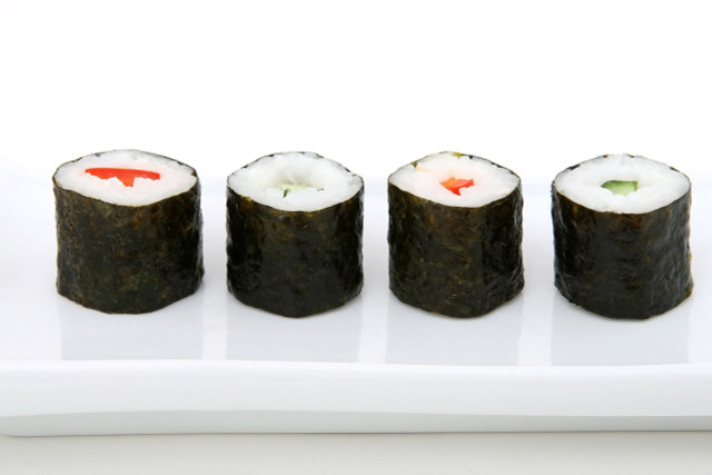 Vegetarisches Sushi mit Möhre und Gurke ist nachhaltig und lecker.