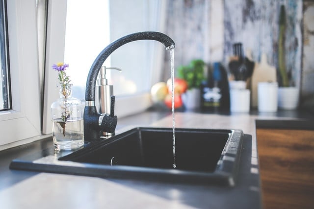 theoretically-tap-water-keeps-forever-cc0-pixabay-kaboompics-230321_download Theoretically, tap water can be kept forever.