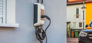 Eine Wallbox kann z.B. an der Hauswand installiert werden.