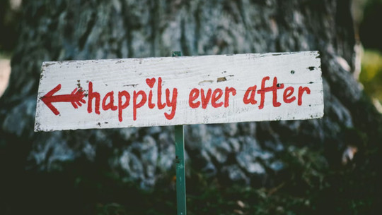 Schild: Happily ever after, zuerst kommt aber die nachhaltige Hochzeit. Happily ever after - aber zuerst kommt die nachhaltige Hochzeit