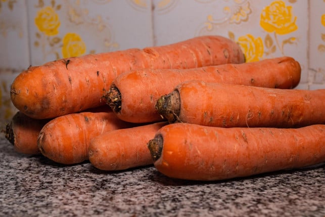 schwarze-flecken-auf-karotten-deuten-auf-schimmel-cc0--pixabay--kevberon-250601_download Schwarze Flecken auf Karotten deuten auf Schimmel hin.