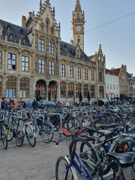 20240928_185318 In der Innenstadt gibt es viele Fahrradparkplätze.