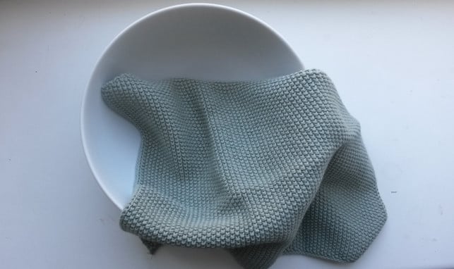 daenische-spueltuecher-kannst-du-ganz-leicht-selber-s-helena-maier-utopia-190426_download Spültücher zu stricken ist nicht schwer und nachhaltiger, als Lappen aus Kunststoff zu verwenden.