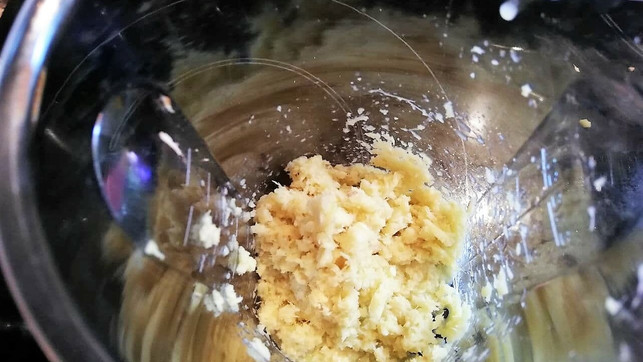 den-grob-geschnittenen-ingwer-puerierst-du-mit-dem-victoria-clauss-utopia-210813 Den grob geschnittenen Ingwer pürierst du mit dem Zucker zusammen zu einer feinen Paste.