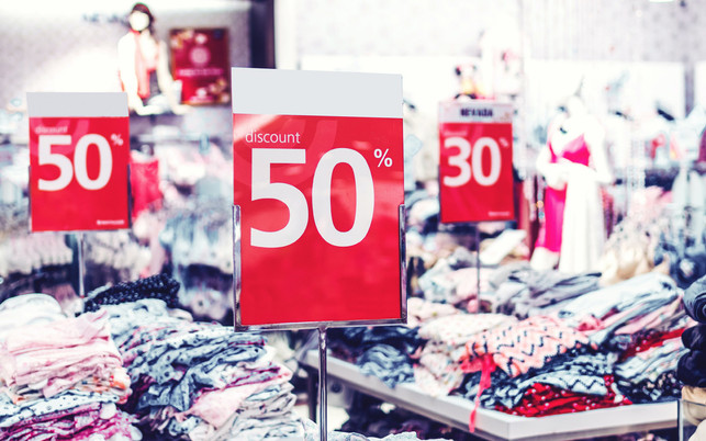 fast-fashion-sale-us-cc0-artem-beliaikin-200731-1280x800 Fast Fashion: Sale