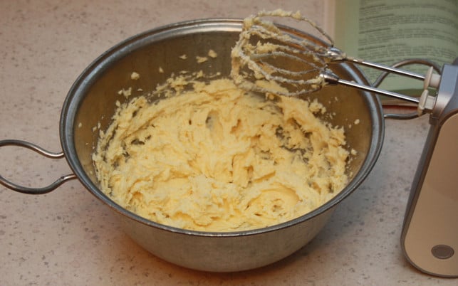 ruehre-die-margarine-mit-dem-zucker-schaumig-maria-hohenthalutopia-200211_download Rühre die Margarine mit dem Zucker schaumig.