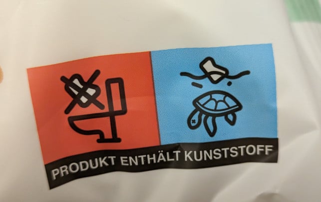 babyfeuchttuecher-plastik-bw-230719-1920x1209 Viele Babyfeuchttücher enthalten Plastik. Aber auch die ohne Plastik müssen im Restmüll entsorgt werden.