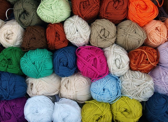 sortiere-wolle-fuer-die-richtige-aufbewahrung-nach-cc0-pixabay-wilhei-230512_download Sortiere Wolle für die richtige Aufbewahrung nach Material und Farbe.